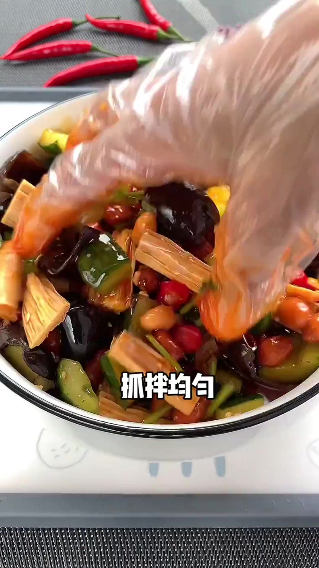 家人没胃口,就做这道凉拌皮蛋黄瓜,爽脆可口,父母最爱吃!