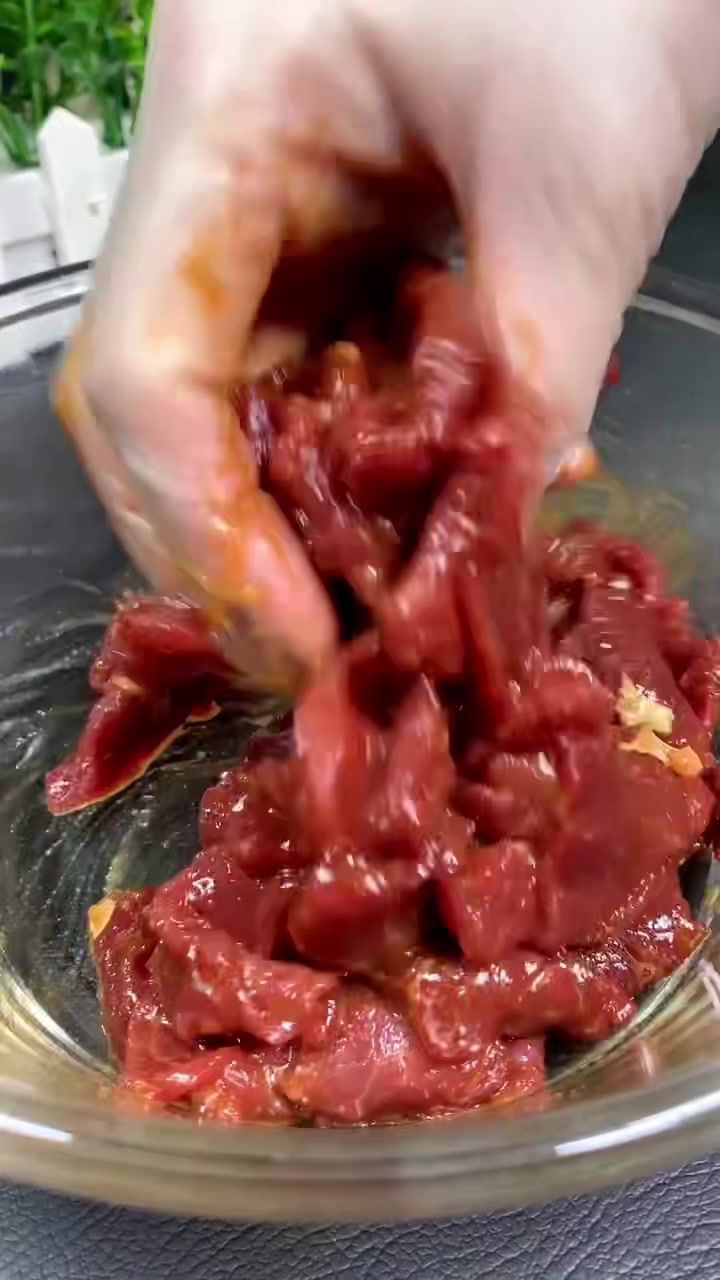 牛肉一定要逆纹切片,这样吃的时候口感才会好,知识点记住了吗?