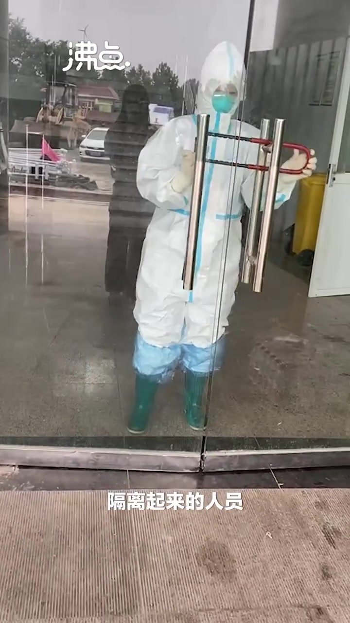 【抗疫医护生日姐姐在1米外送蛋糕 [心]】8月12日,河南禹州,段女士是一名护士,奋战在抗