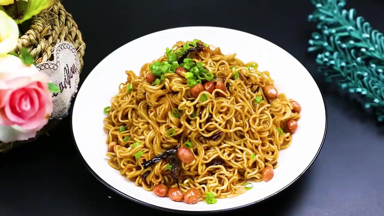 葱油拌面这样做好吃,教你如何熬葱油汁,香气扑鼻,看着就流口水