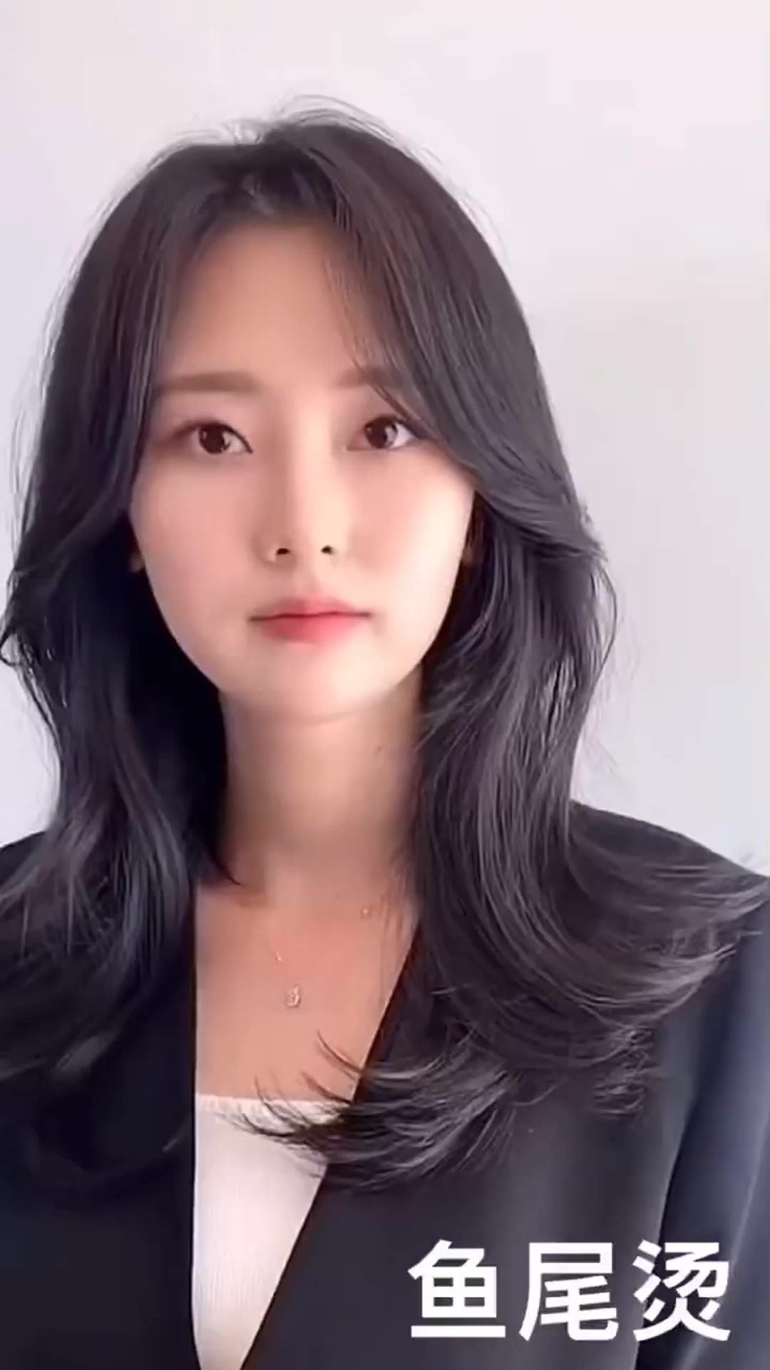 典型的鱼尾烫,女生们最喜欢的发型,简直年轻了10岁