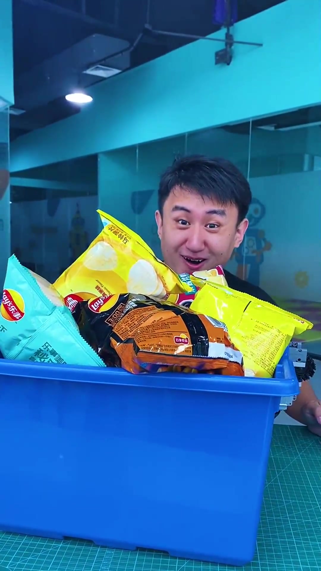 小伙用乐高做出来的自动吃薯片机,上辈子怕不是一个发明家吧!