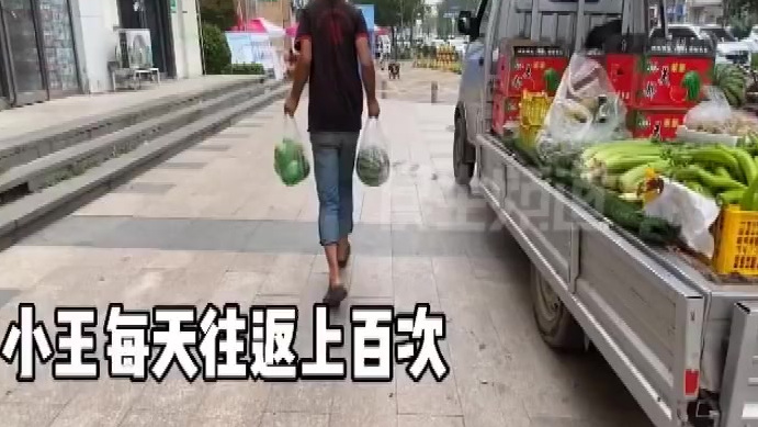 【跑腿卖菜哥 居民很认可】自从疫情发生以来,28岁的小王成为了正商蓝钻小区以及周围用户日常