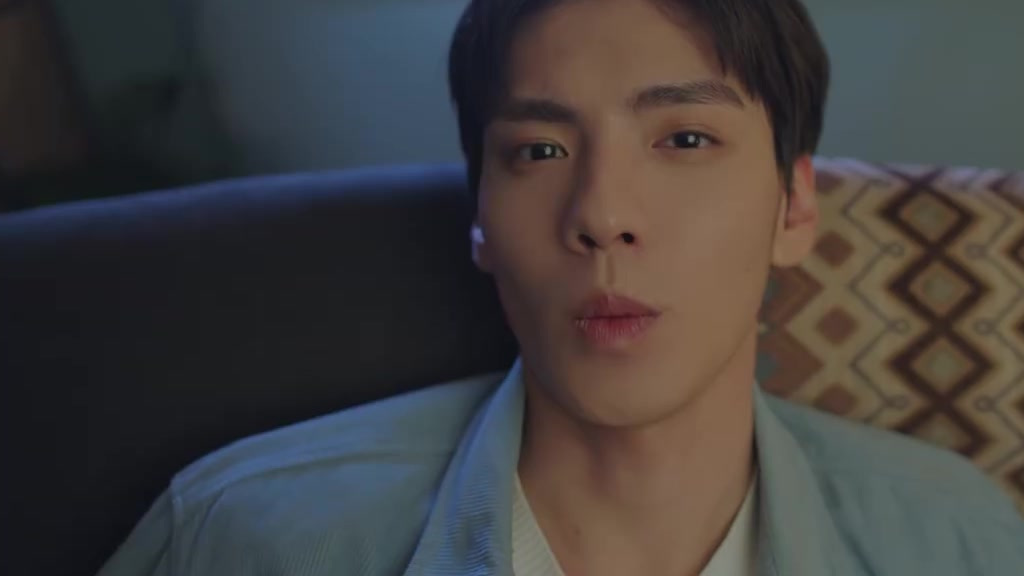 吴宣仪和毕雯珺主演的世界微尘里今天上演了强吻戏码,高冷严肃的艾医生可能也没有想到过自己也有