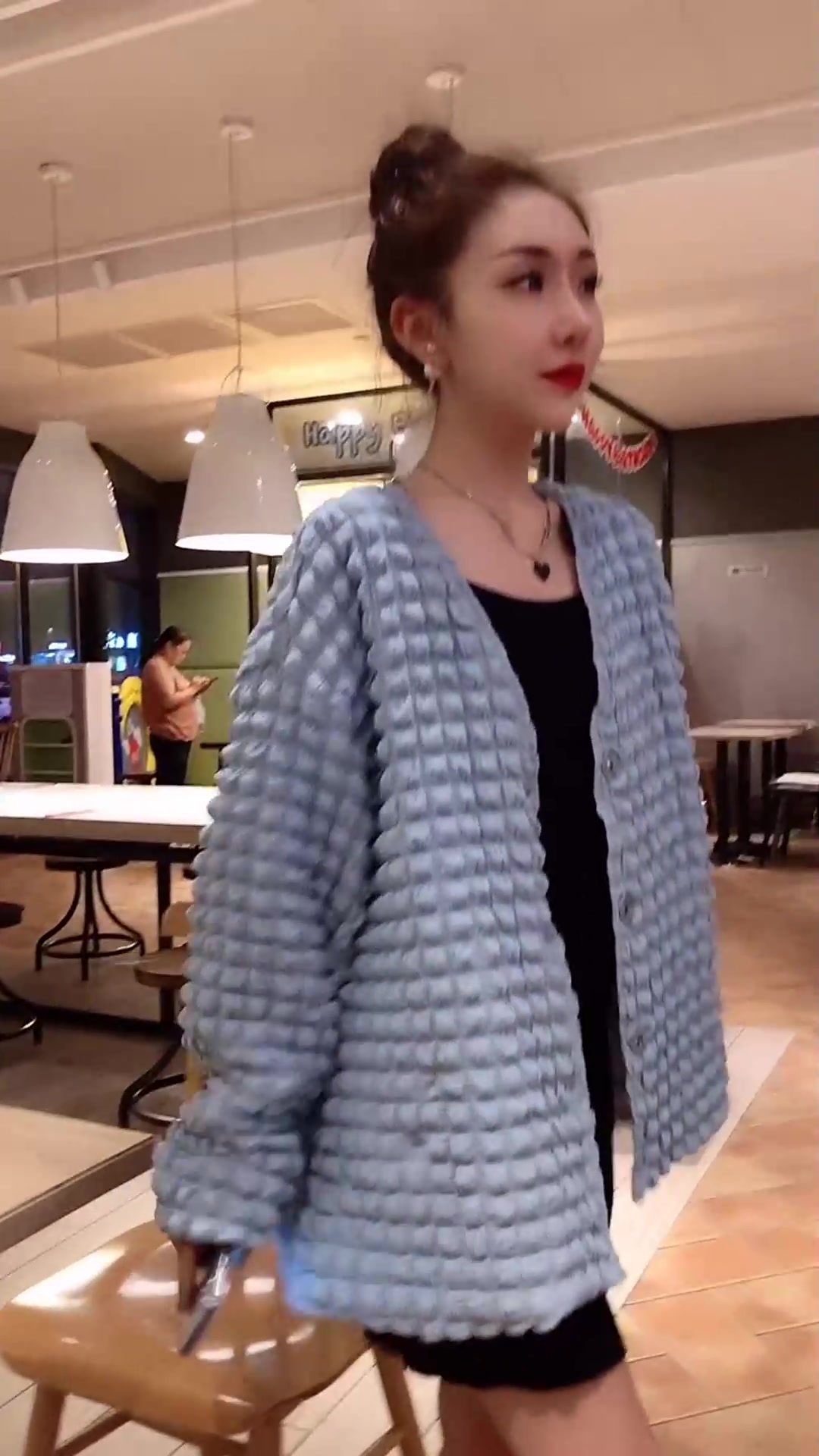 快餐店偶遇漂亮小姐姐,这一身穿搭,真是太显气质了