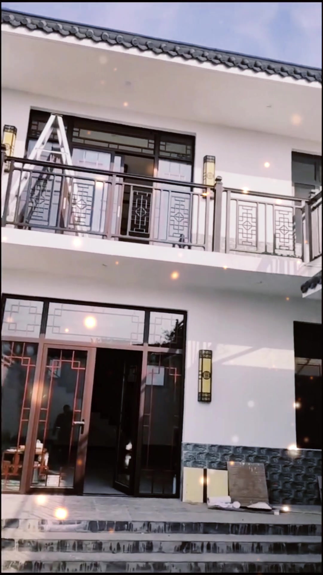 将鱼跃龙门砖雕挂件的美集中在庭院之中,彰显了一股端庄典雅之气