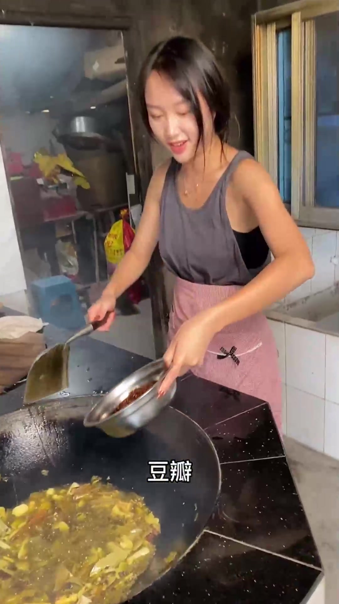 美女带二十斤鸭嘴鱼看三娘,准备整整一簸箕辣椒,直接吃到爽!