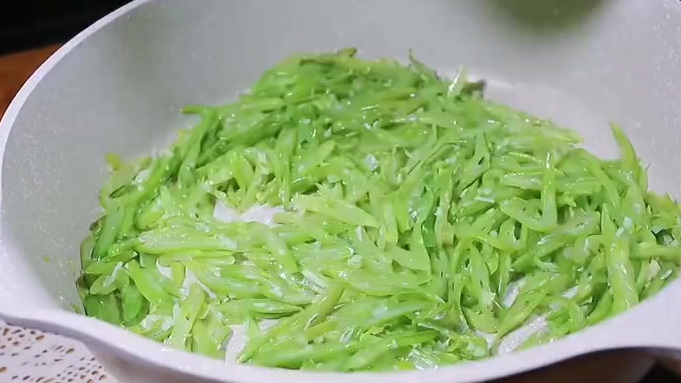 豆角炒肉丝,记得多蒸几碗米饭~via:美食菜谱的日常