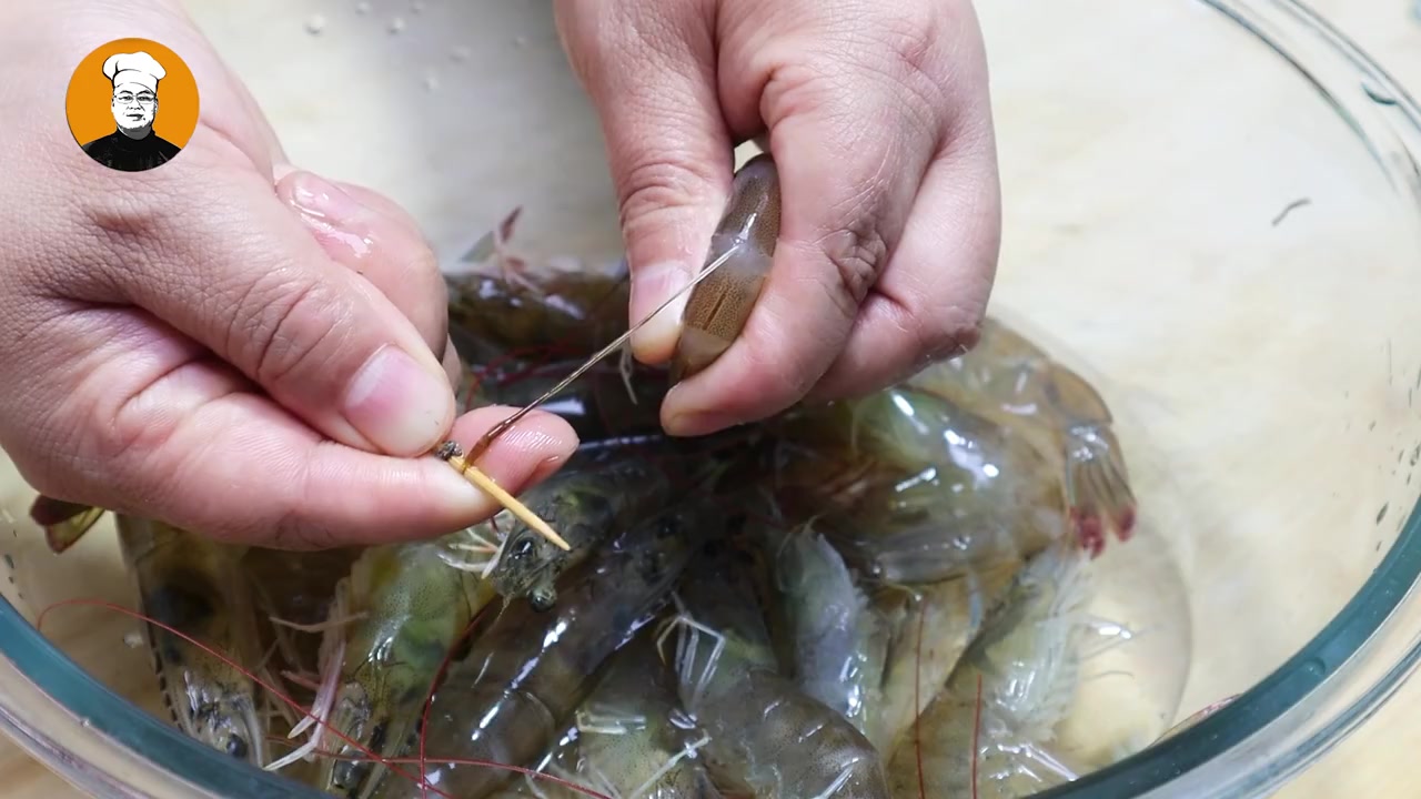 大虾别只用清水洗,等于吃垃圾 大虾别只用清水洗,等于吃垃圾,教你几个小技巧,脏东西跑光光!