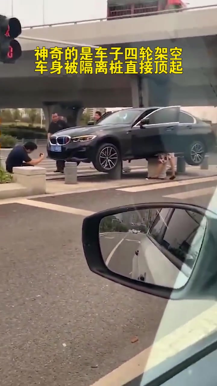 湖北襄阳 豪车冲向隔离桩,四轮架空车身被顶起 目击者:精准起飞