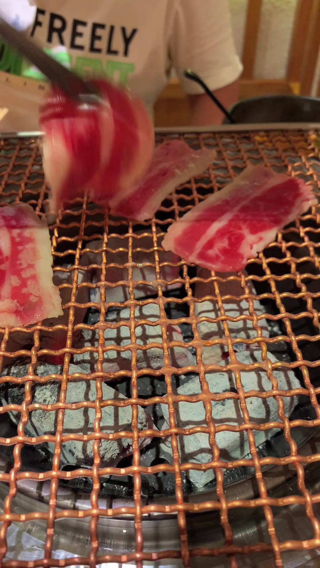 夏天烤肉夏天吃,九田家敢素颜烤的黑牛果木烤肉