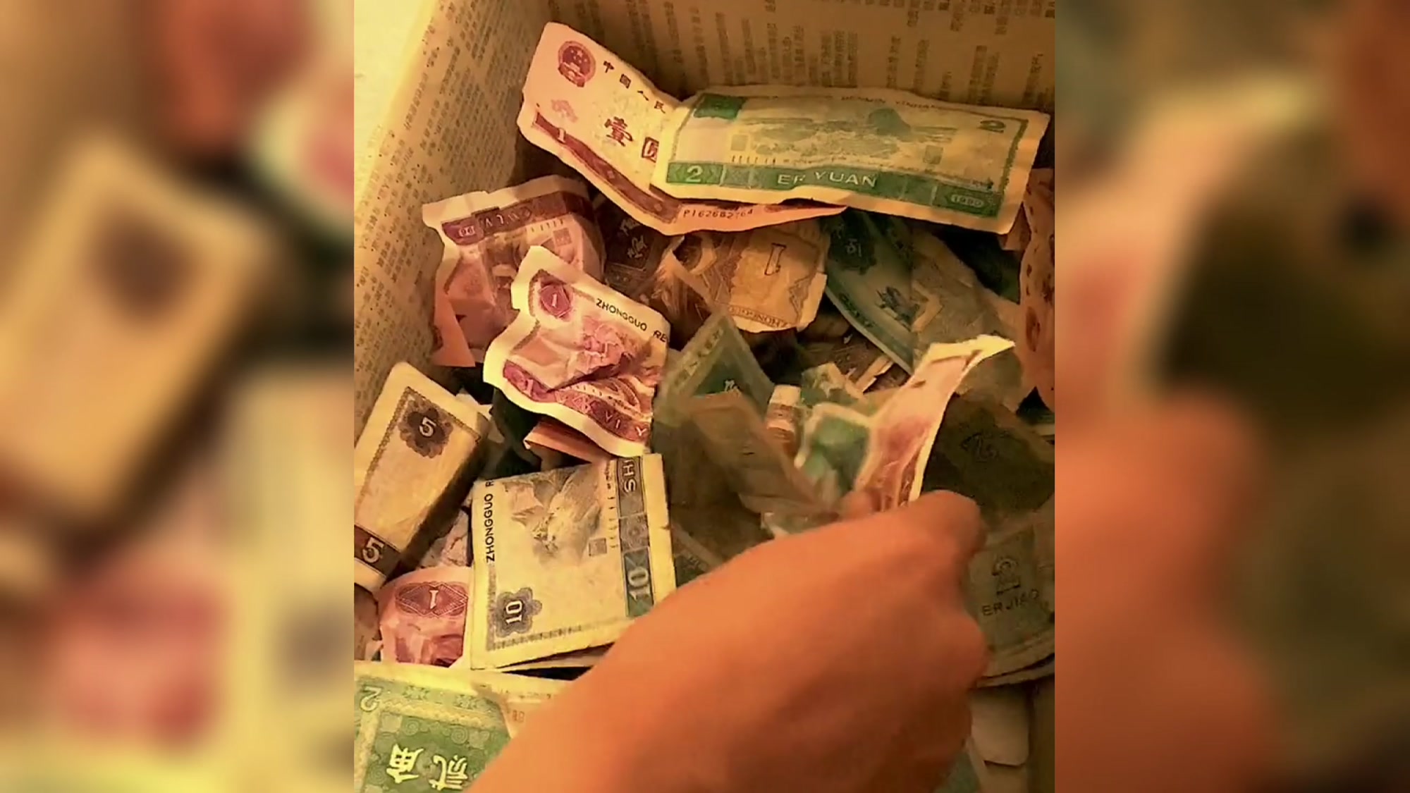 还记得小时候我们经常吃的白象方便面和乡巴佬鸡脖吗?