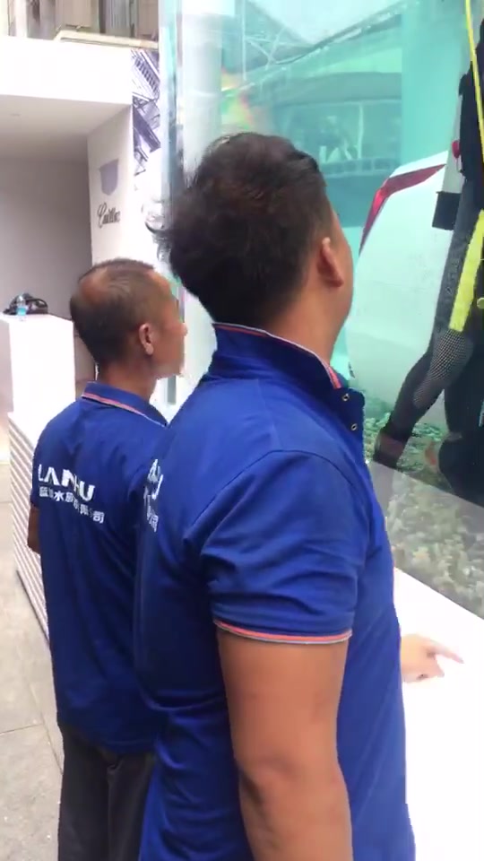 清洗大型亚克力鱼缸