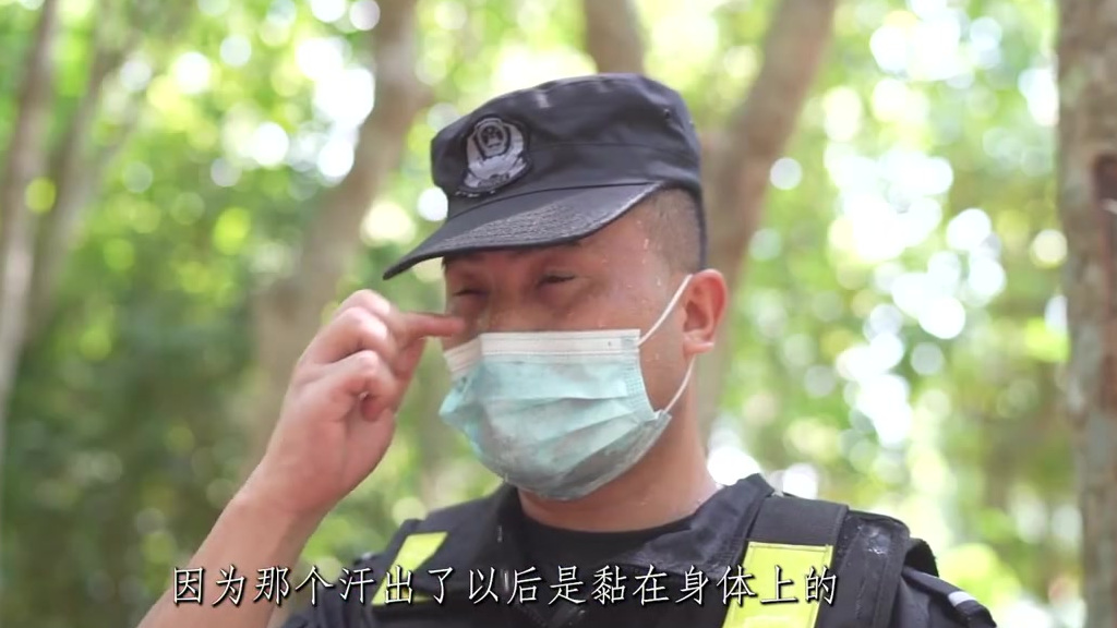 &nbsp;【民警昼夜颠倒守护11.7公里边境线:蚊虫多,花露水整瓶倒着洗脸洗头】在云南河口城关边境