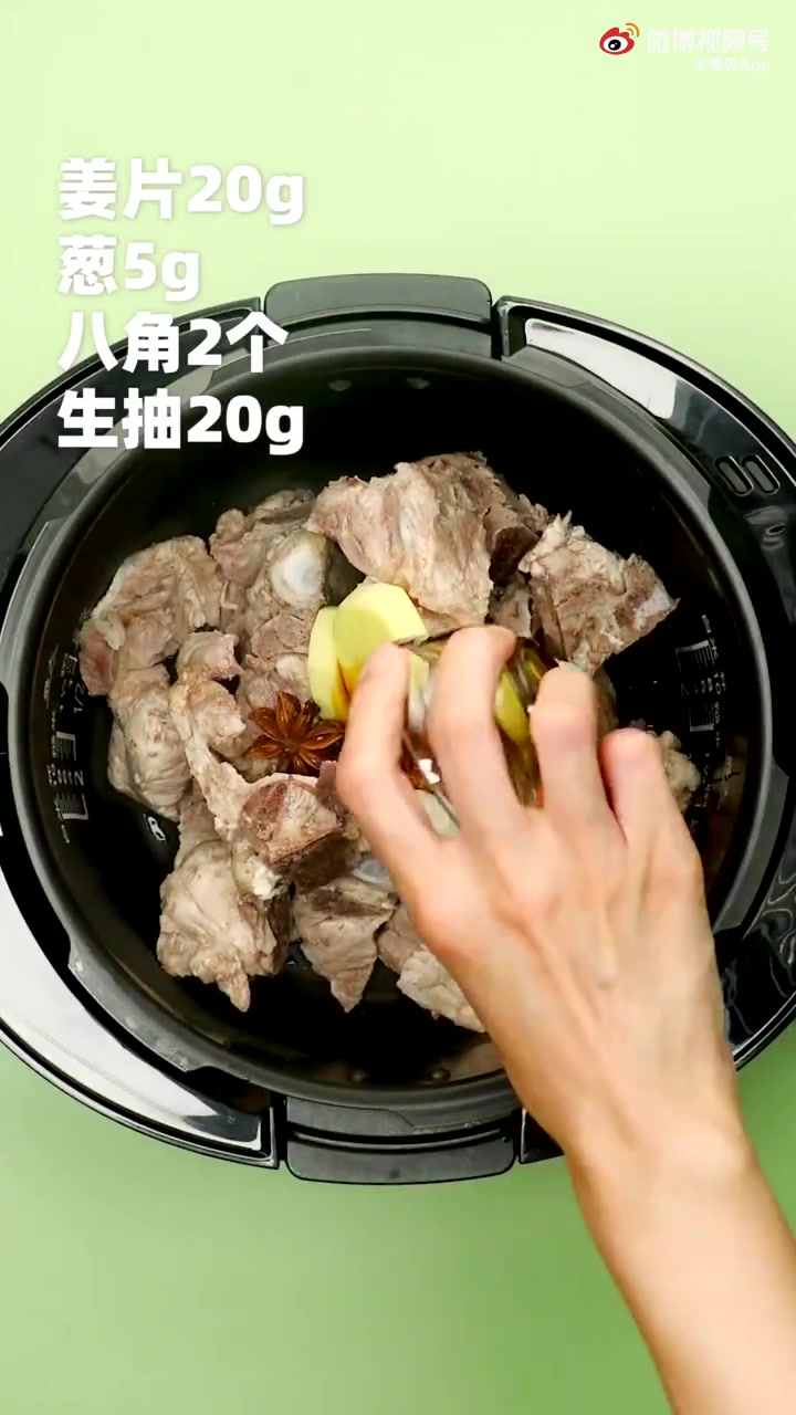 【白菜豆腐炖腔骨】营养又美味的白菜豆腐炖腔骨,用电饭煲就能轻松搞定! 炖至软烂的腔骨,搭配