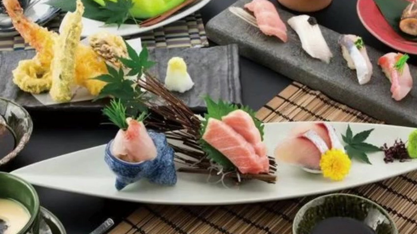 夏秋交替,又到了食物中毒高发的时节。近日一名深圳女子因吃寿司食物中毒将自己吃进了ICU。我