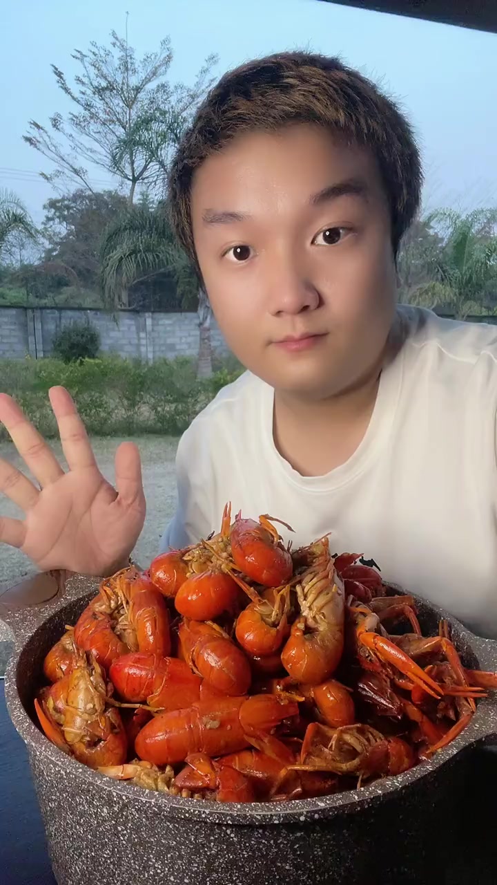 在非洲就是喜欢吃龙虾,全是廉价货,很多人都还不敢吃!