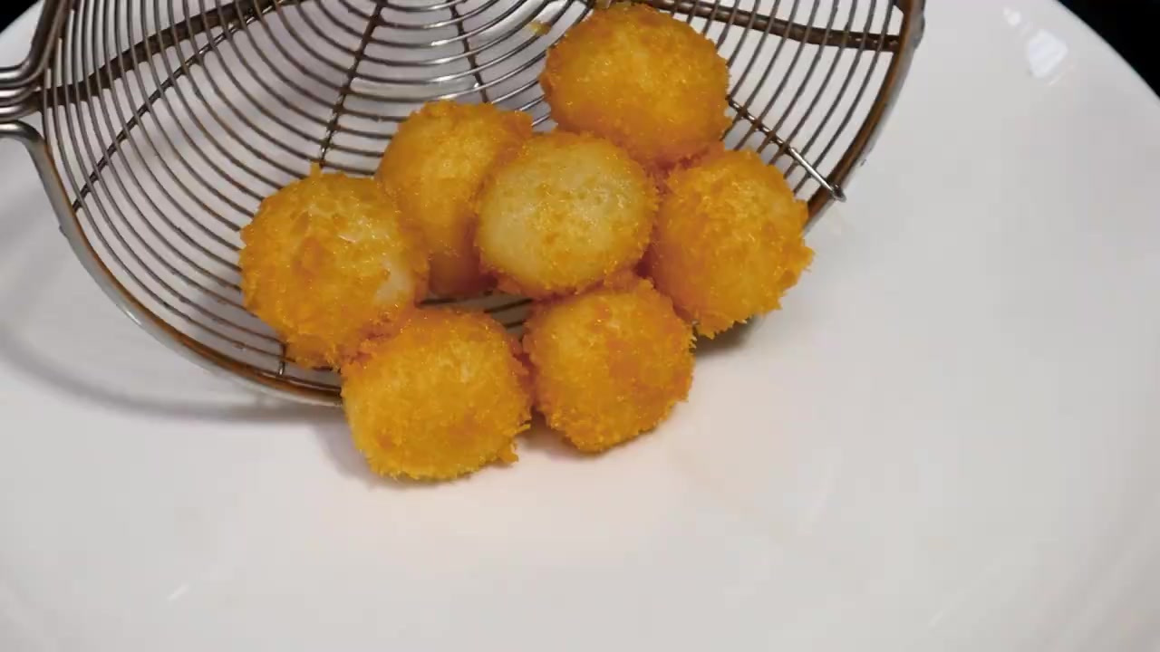 把汤圆放入滚当的油锅中,瞬间变美味! 炸汤圆 美味食谱 家常菜 甜食 烹饪技巧 把汤圆放入
