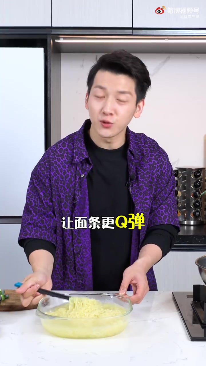 #中午吃什么# 【火腿炒方便面】每次去烧烤店都必点!教你在家十五分钟完成经典搭配,巨好吃~