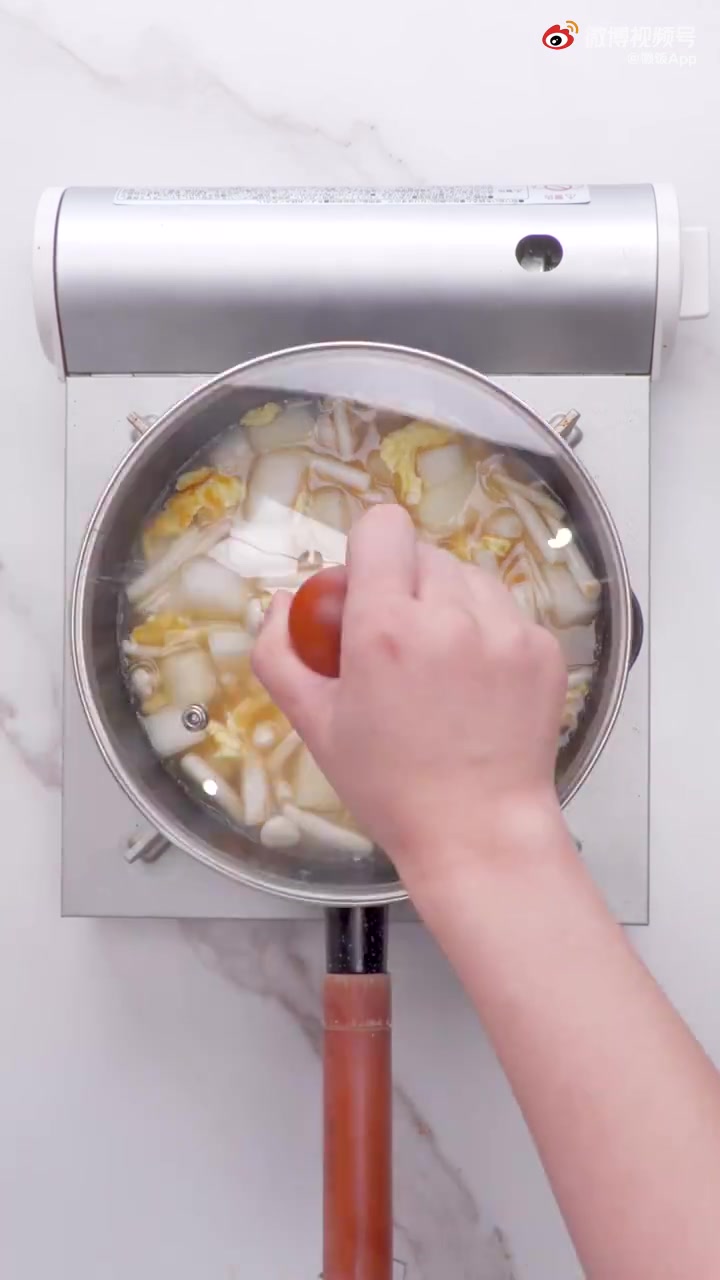 【午餐时间】据一手Video,河南农民种出181斤网红冬瓜 ,长1米4。这么大的冬瓜要怎么