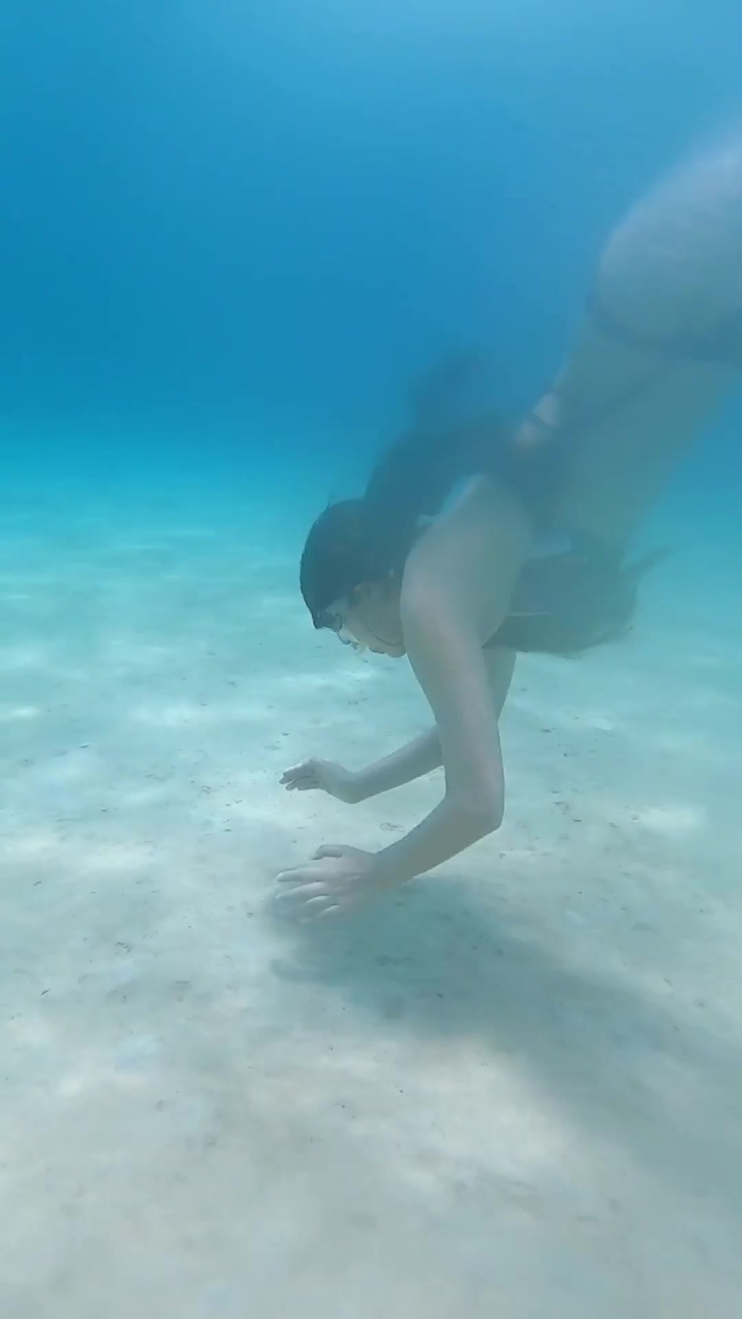 美丽的潜水小姐姐,穿上泳装自由游泳,好像美人鱼