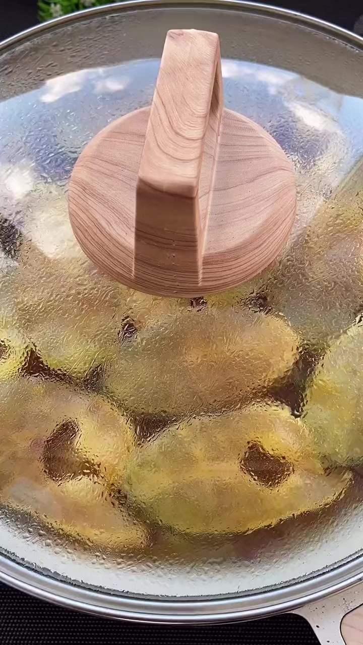 不加一滴水的盐焗鲈鱼,肉质鲜美,做法简单又好吃