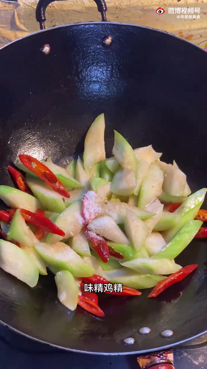河蚌这样炒,味道非常鲜甜,丝瓜吃起来特别鲜甜!#河蚌##不可辜负的美食##美食##家常菜#