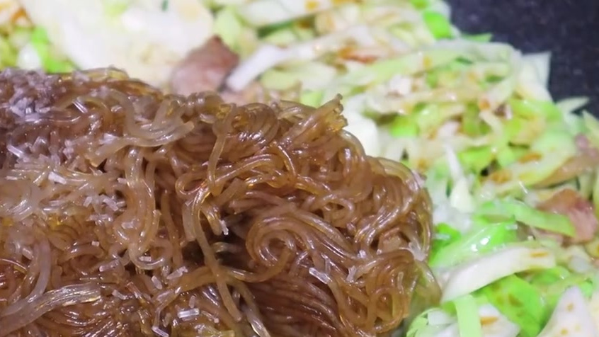 卷心菜炒粉丝怎么做才好吃?技巧全在这里! 卷心菜炒粉丝 美味食谱 家常菜 下饭菜 烹饪技巧
