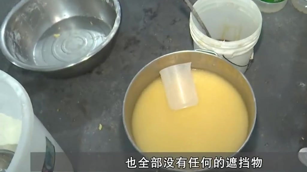 【黑作坊生产冒牌“巢娭毑”月饼 巢娭毑月饼创始人现场打假】8月30日,湖南长沙,市民举报一