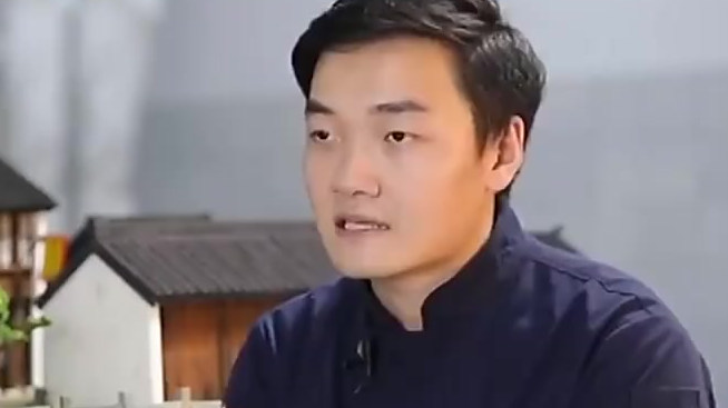 【又美又甜!西点师用翻糖打造微缩版江南古镇】一条小河纵贯东西,鱼儿在水中嬉戏,走过石桥,就