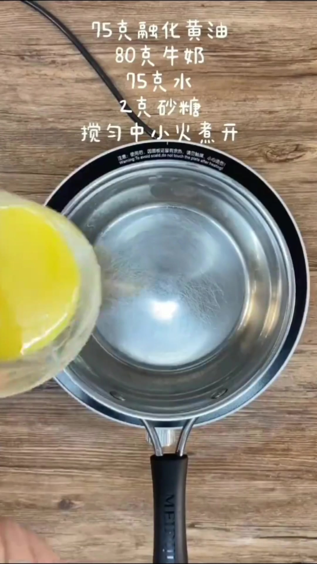 紫薯酥皮泡芙,外表松脆,内里柔软轻盈,一口下去三重口感