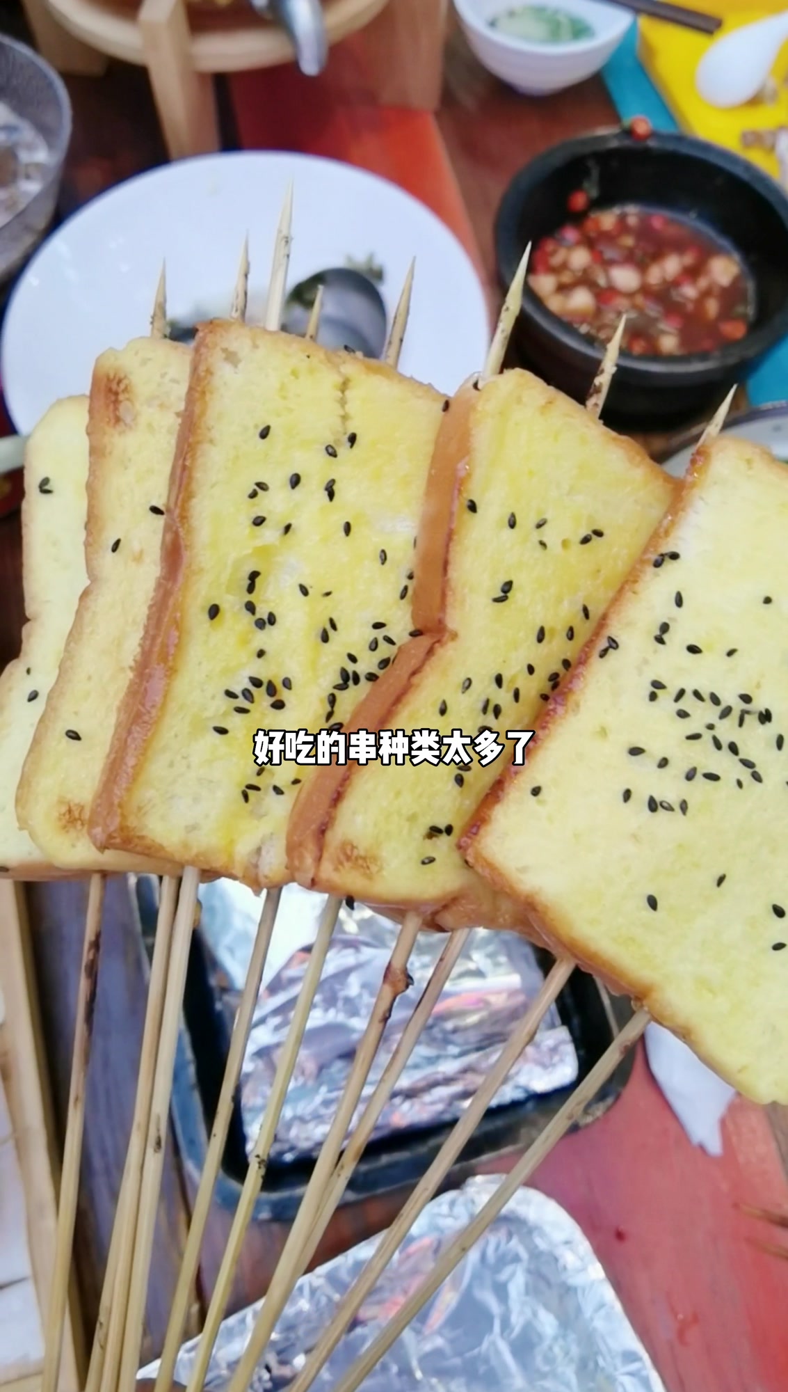 青岛夏天的标配,坐着马扎子吃烤肉哈啤酒,人均100很不错