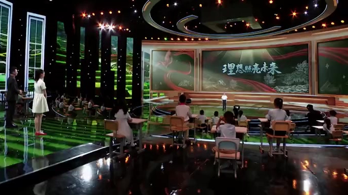 ”#开学第一课# 【从干沙滩变成金沙滩】 “天空无飞鸟,地面不长草……”《山海情》原型宁夏