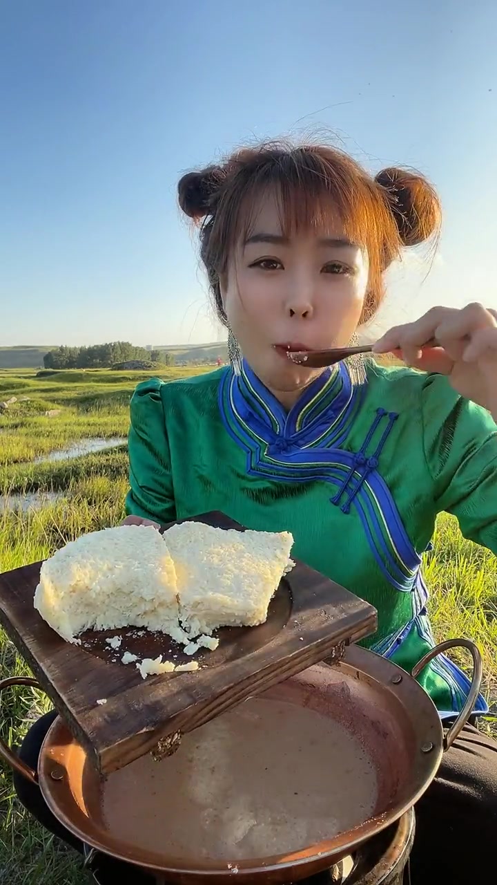 内蒙美女到饭点了,看她吃的早餐,生活过太让人羡慕了!