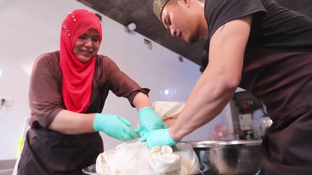 【深夜食堂】今晚放送:压板肉!这是来自河南济源最地道的老家味道。上下铺好牛肚,将煮好的牛肉