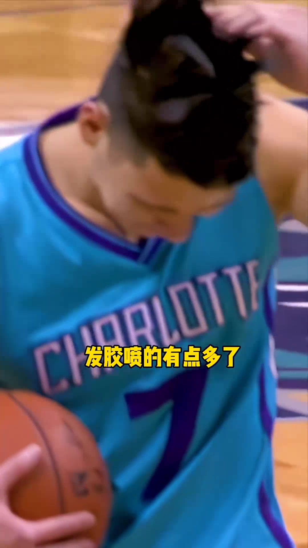 场均一瓶发胶的男人,三分钟搞定的发型,鸡冠头和光头之间的碰撞