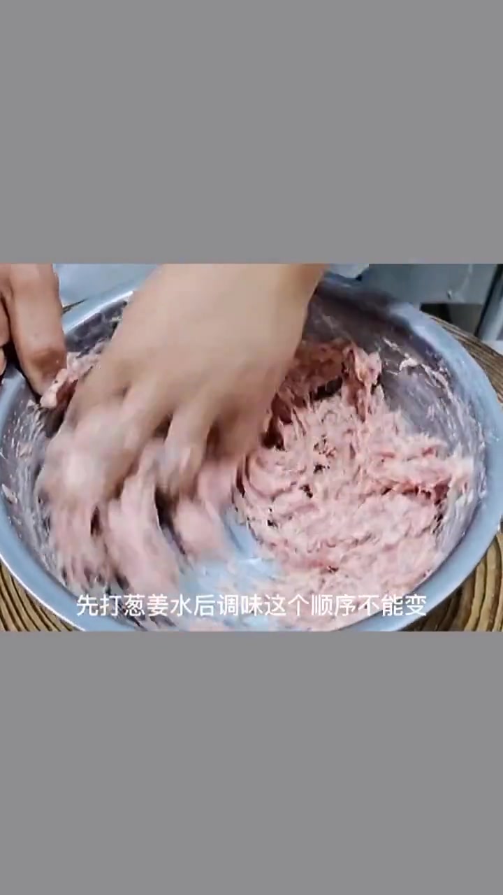 水汆猪肉丸子的做法。