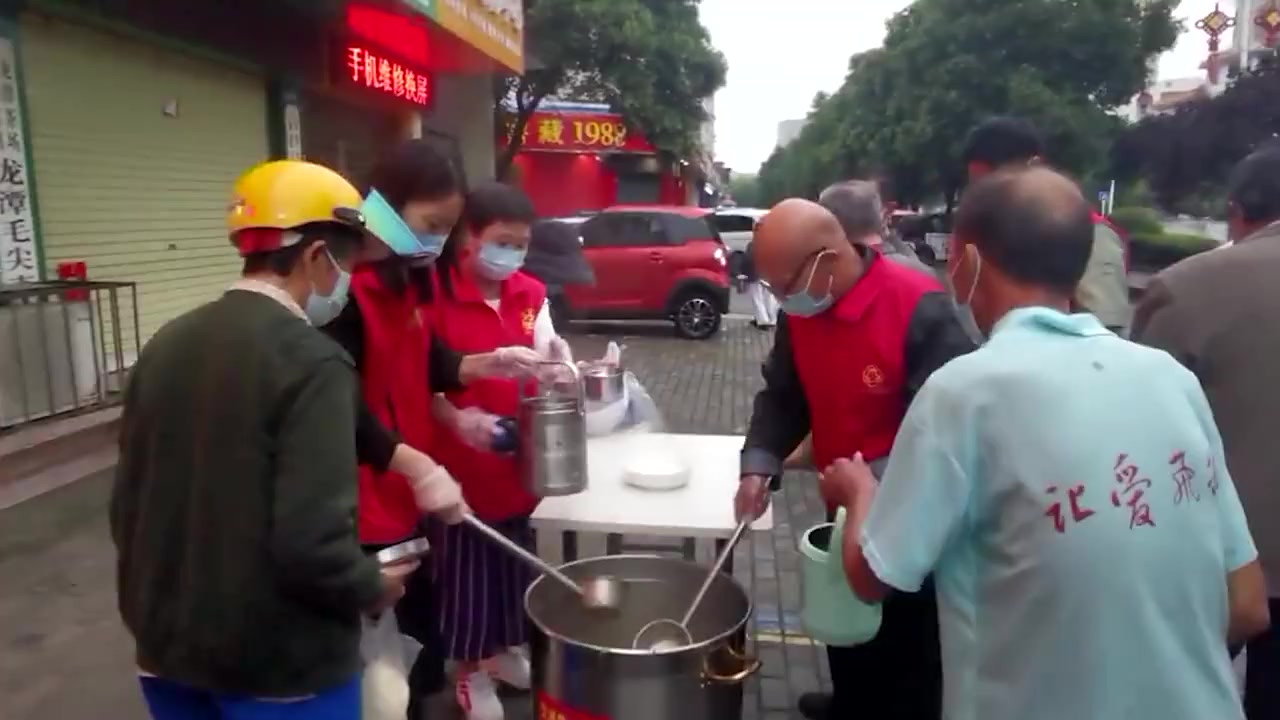 【小学生生日请200名环卫和残障人士吃饭:帮助别人是真的快乐![心]】#小布视界# 9月4