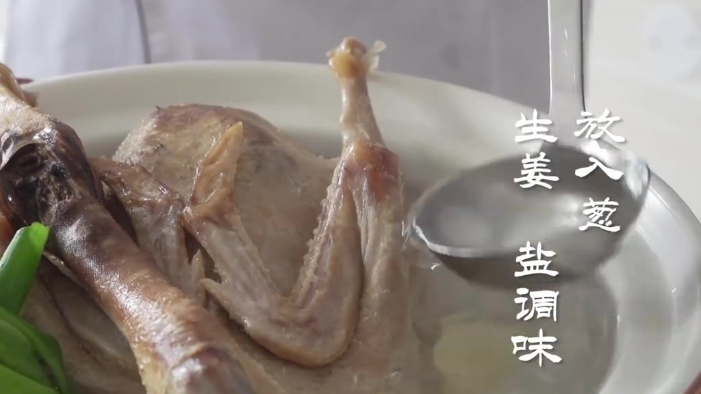 #美食# 【美味又滋补的老鸭煲来了!】老鸭一只清洗入锅,山药一根滚刀切块,小火慢炖3小时,