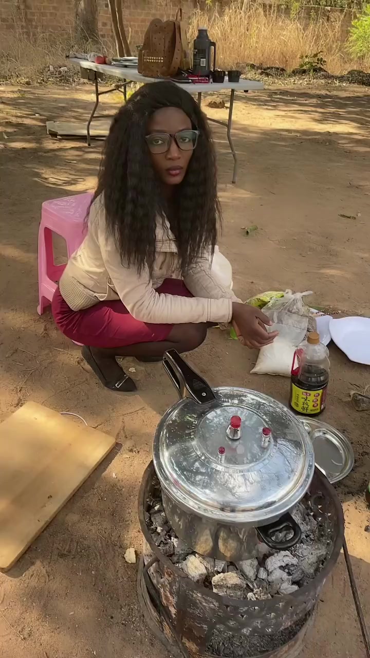非洲老婆在家用高压锅炖菜,一点都不害怕,看样是真有胆量