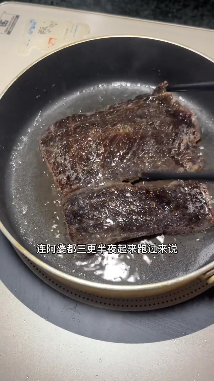 椰子油煎牛肉干的时候撒了,厨房里都是香的