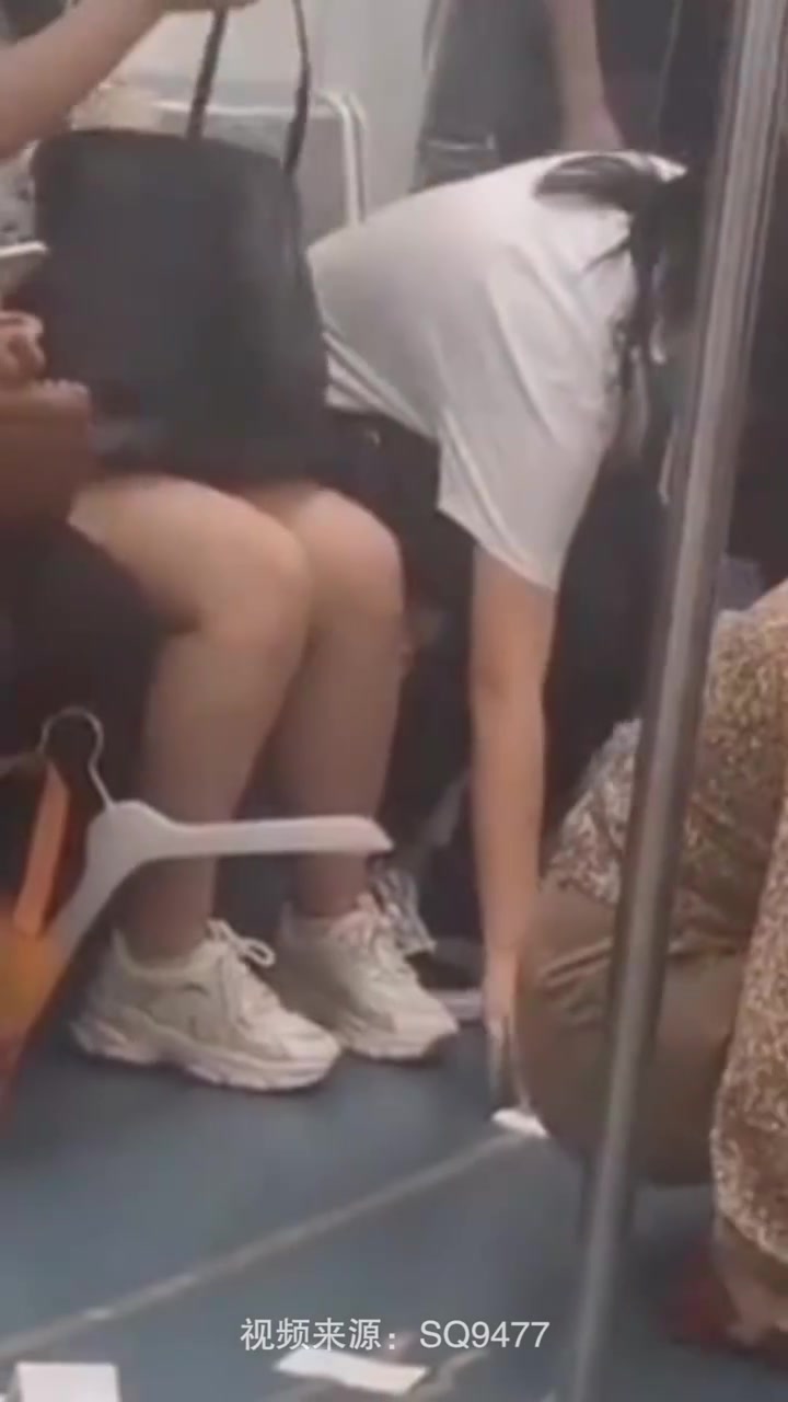 视频|深圳地铁中一杯奶茶撒了一地,乘客纷纷蹲下来帮忙擦拭