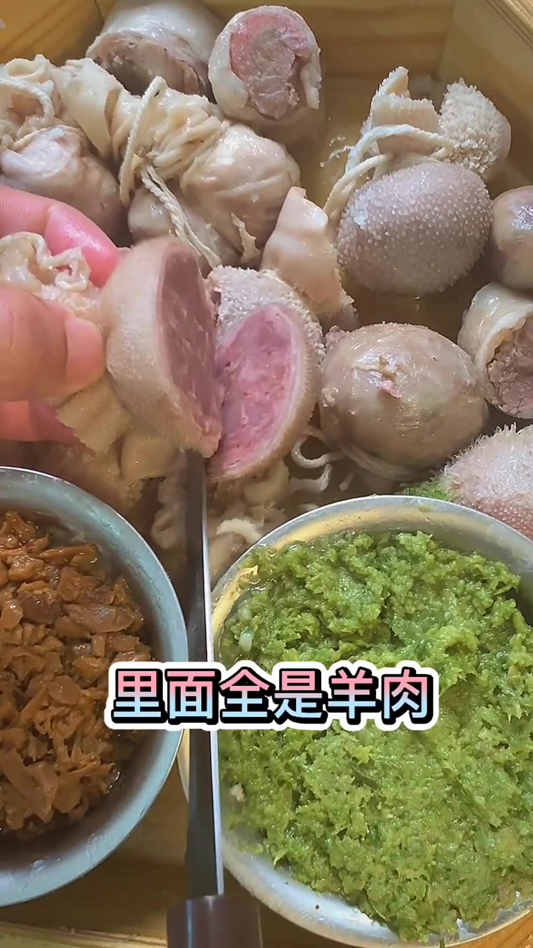 恩克又来吃肚包肉了!满满的羊肉蘸着韭菜花酱,简直不要太好吃!