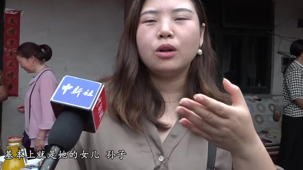 【成都最长寿老人迎121岁生日[生日蛋糕]】成都121岁老人子孙后代超百人 9月8日,在四