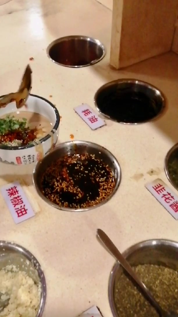 北方和南方吃羊肉的蘸料很不一样,南宁隆耀火锅店告诉你怎么配