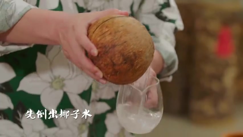 椰子炖鸡,厨房小白都可以烹饪的绝佳美味减肥的话也没在怕的,整个锅全程不加一滴油,单单是鸡汤