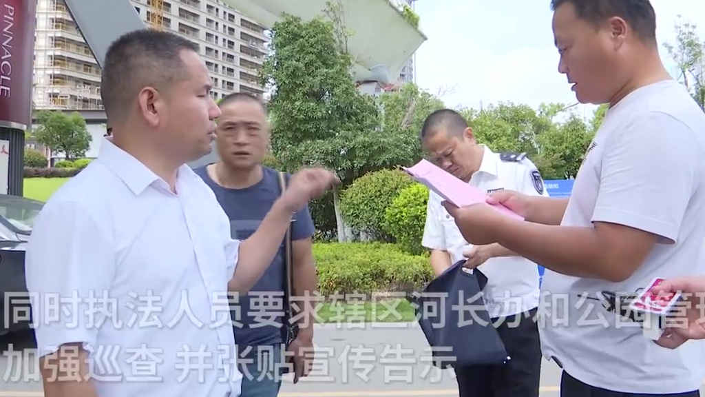 【梅溪湖放生食肉鱼红尾鲶涉嫌违法 执法人员现场调查】9月8日,湖南长沙。近日,有网友爆料在