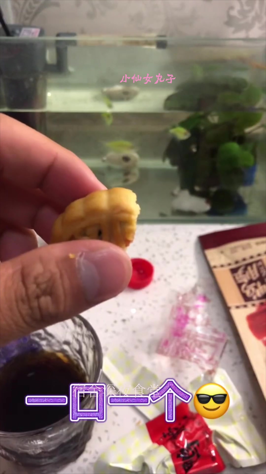 媳妇新买的鸭脖到了,喝口可乐解解辣,仪式感不能少!