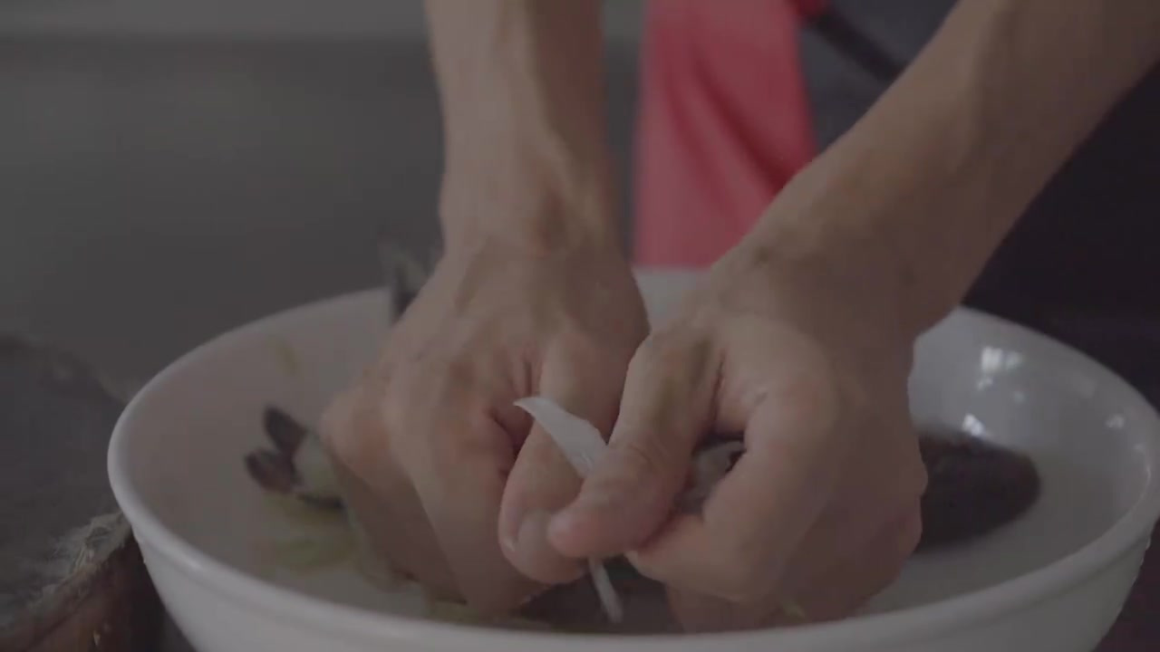 【消防食谱之凉拌鲫鱼】教师节日体贴多,体贴蓝朋友今日上线:无刺鲫鱼!无刺的秘诀就在于这鲫鱼