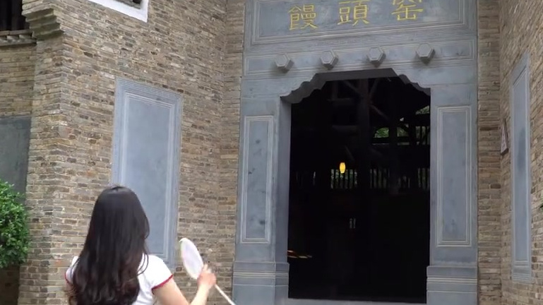 “白如玉,明如镜,薄如纸,声如磬,说的就是这景德镇的瓷器。”景德镇古窑民俗博览区位于江西省